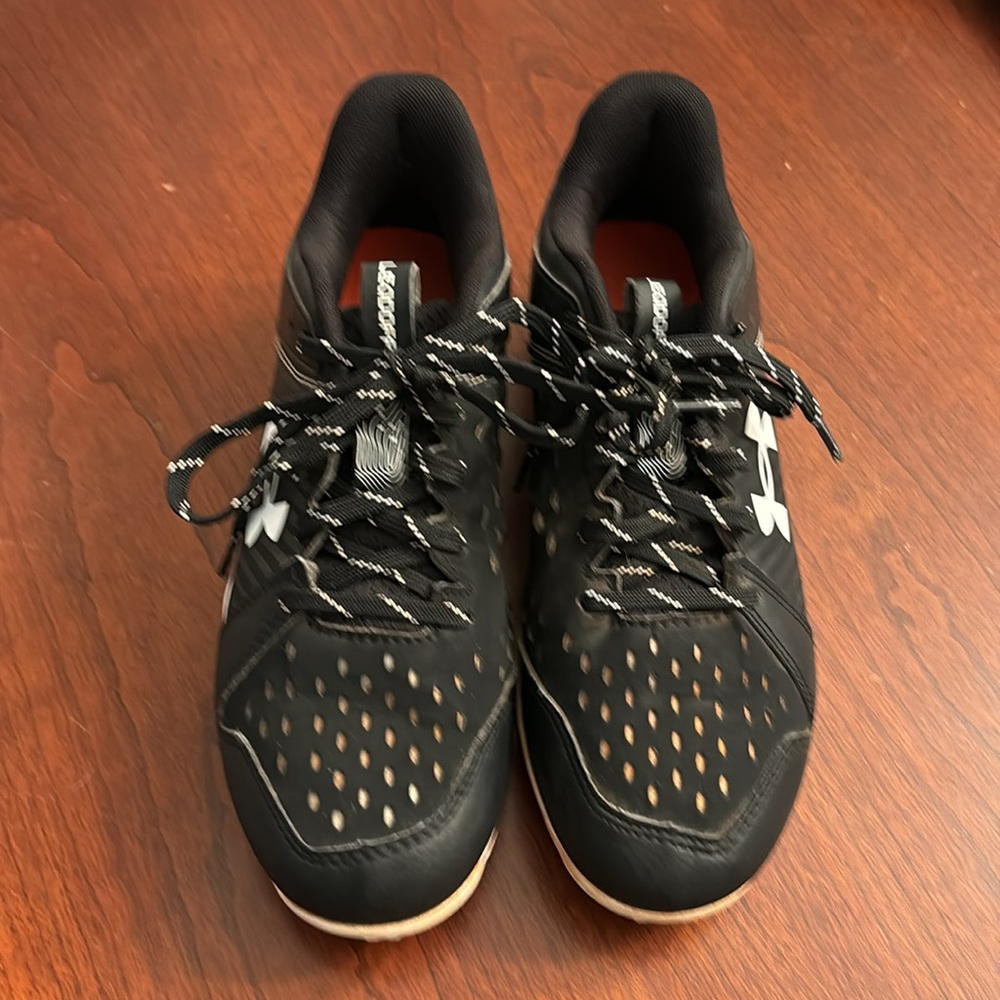 Youth Under Armour black cleats size 4.5